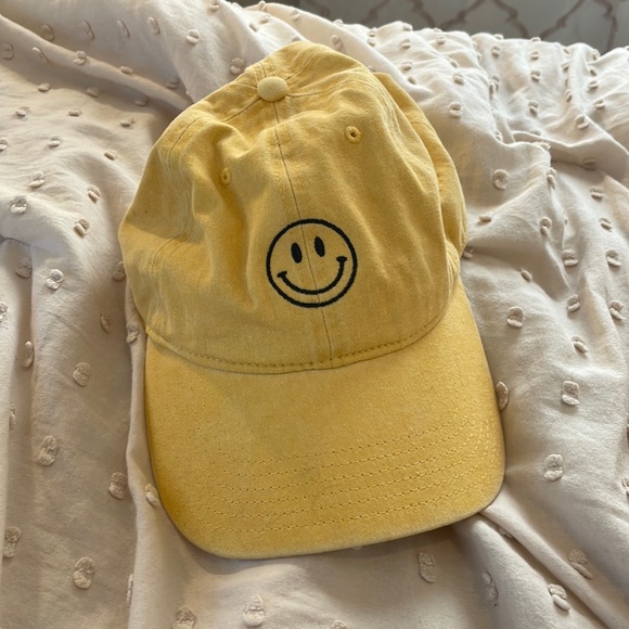 Yellow smiley face hat - Picture 1 of 3